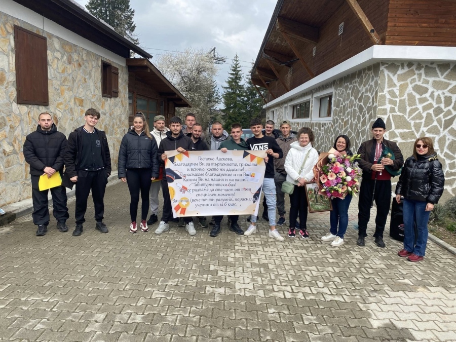 На фона на гайда и моторни триони в НП „Пирин“  ученици от Банско поканиха класната си на бал