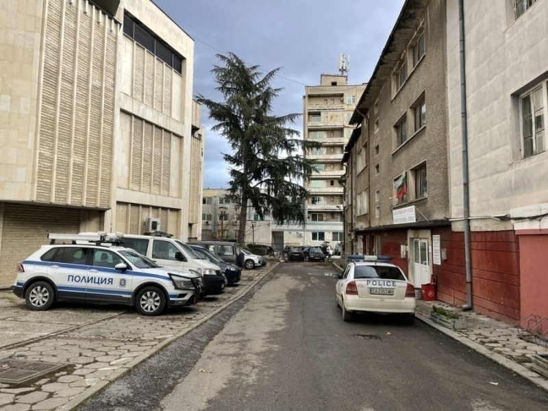 Двама потрошиха стъклата на фиат и мерцедес в Бистрица, хванаха ги