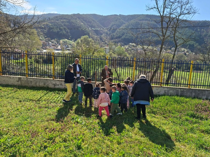 Ученици станаха лесовъди за един ден -  учиха за гората в Рила