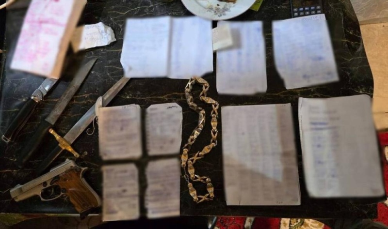 Иззеха списъци с имена и суми, незаконно оръжие, наркотици и алкохол от адрес в Ихтиман