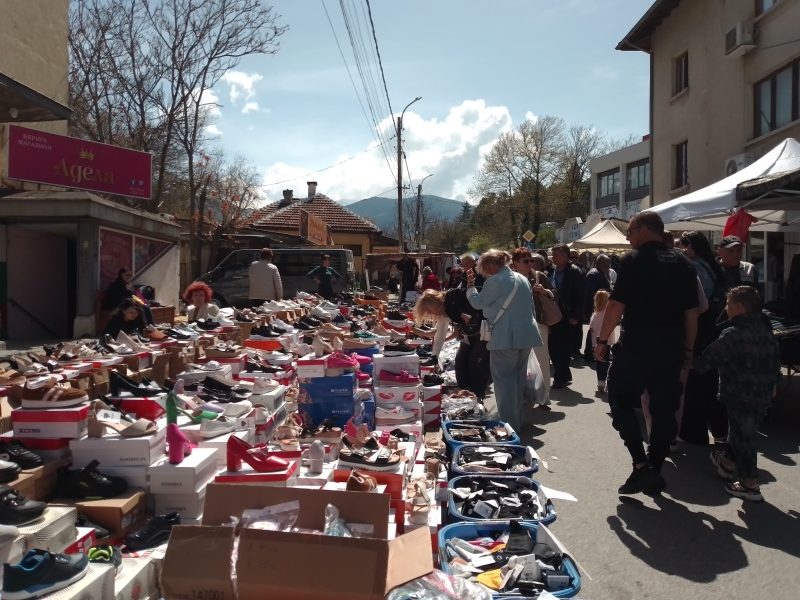 На „Умни петък“ в Дупница: Скъпотия, много стока, търговци и посетители, малко купувачи