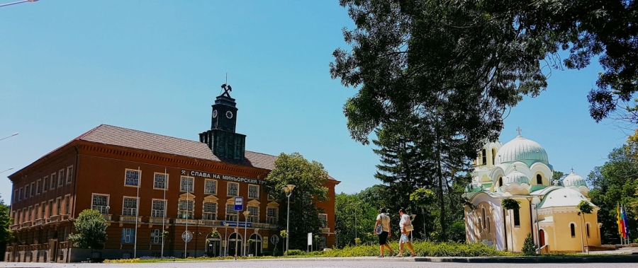 Над 103 000 души в Пернишко избират между 124 кандидати, врати отвориха 259 секции