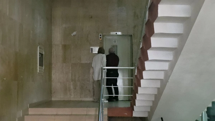 Представители на РИК – Благоевград заседнаха в асансьор, има пострадали
