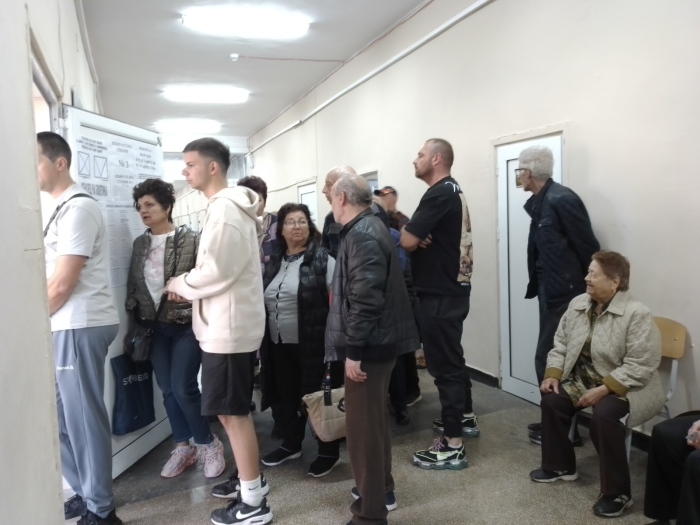 Опашка от избиратели се изви пред 3-та секция в Механото в Дупница