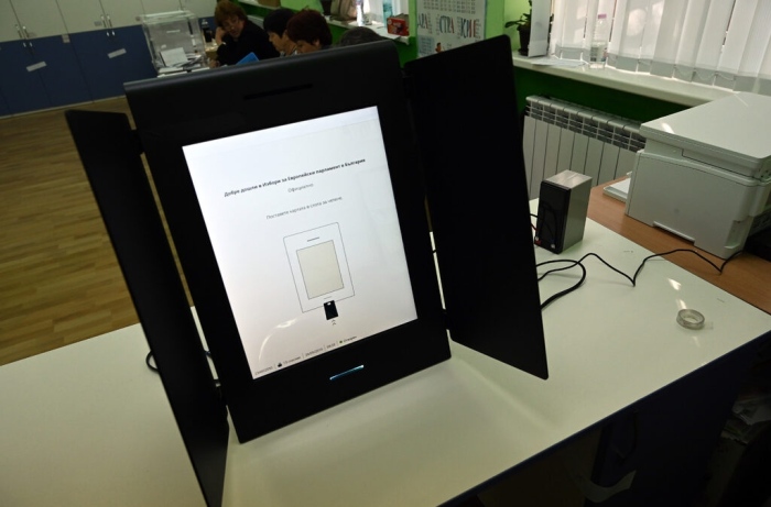 Машинното гласуване спряно в секция в Радомир заради технически проблем