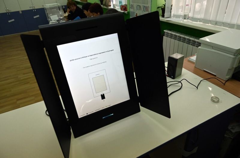 Машинното гласуване спряно в секция в Радомир заради технически проблем