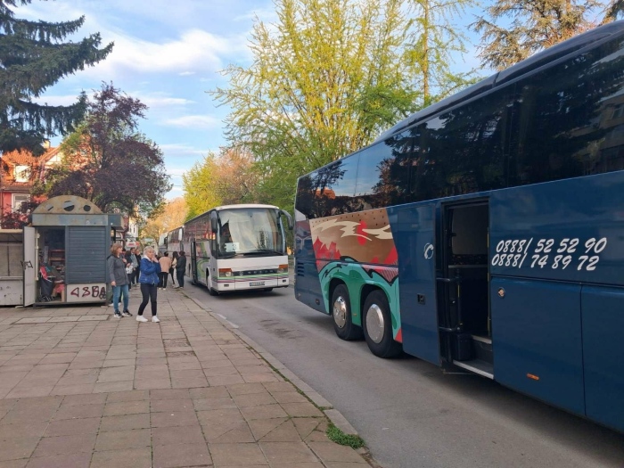 Членове на СИК от Дупница в капан: чакат с часове патрул пред РИК-Кюстендил