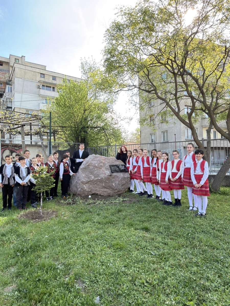 155 години история: ученици от СЕУ „Св. Паисий Хилендарски“ в Дупница оставиха послание за бъдещето