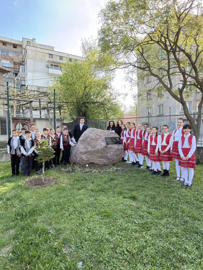 155 години история: ученици от СЕУ „Св. Паисий Хилендарски“ в Дупница оставиха послание за бъдещето