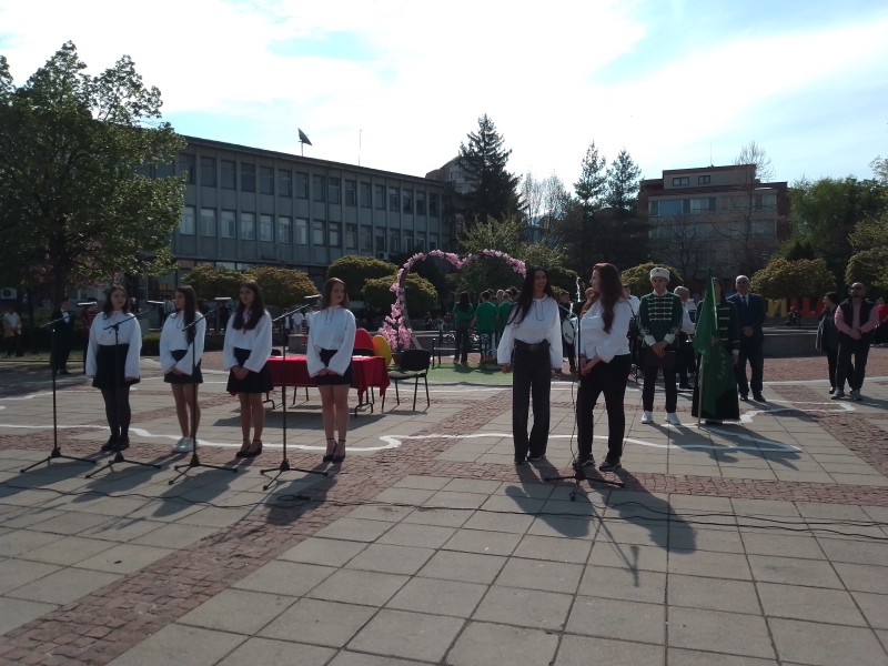 Дупница отбеляза 150 г. от Априлското въстание: Ученици напомниха за  подвига на апостолите и Райна Княгиня