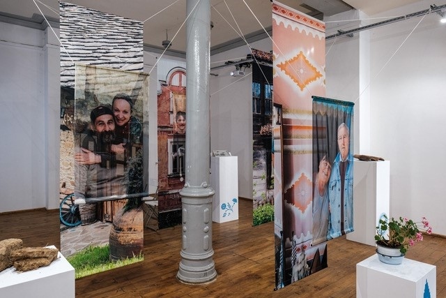 Изложбата „Къщите и хората“ тръгва на път из България, стартът е край Трън