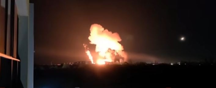 (ВИДЕО) Пожар избухна след силна експлозия в ТЕЦ „Букурещ-Запад“