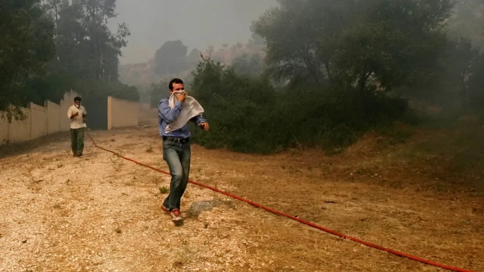 Гръцките власти издадоха предупреждение за опасност в района на Солун заради дим от горяща фабрика