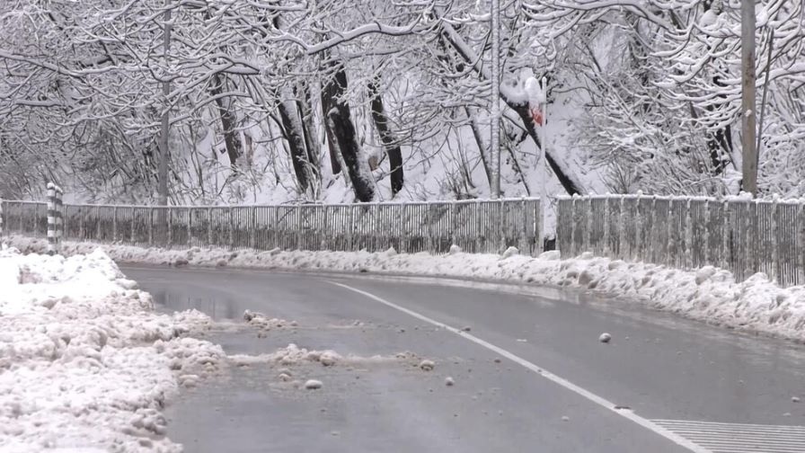 Сняг на проходите „Превала“ и „Пампорово“