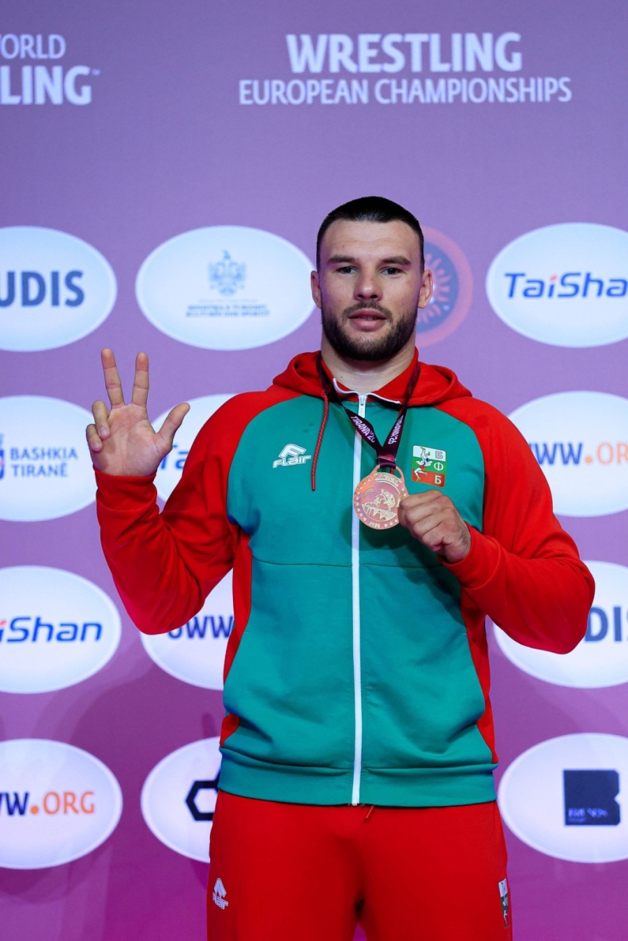 Кирил Милов стана първият българин с 3 европейски титли по борба през 21 век (Снимки)