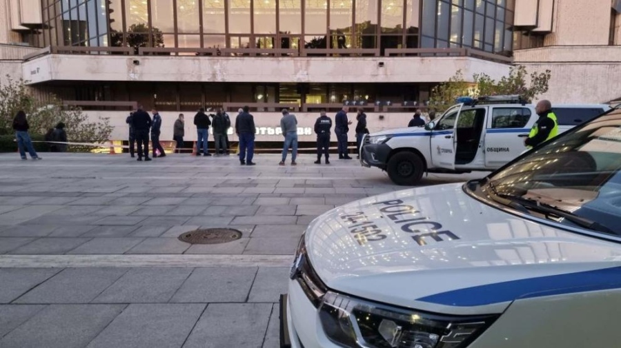 След дълга операция: Борбата за живота на момчето, паднало от тераса на НДК, продължава