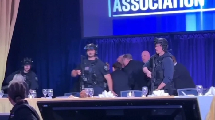 Тръмп и Мелания евакуирани след стрелба в Белия дом, бронежителка спаси улучен служител на реда