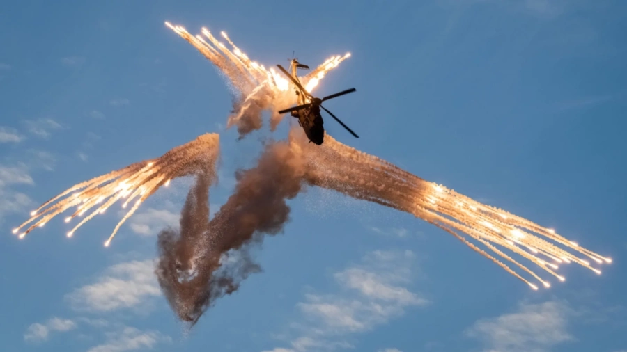 Военен хеликоптер с руски военни от \