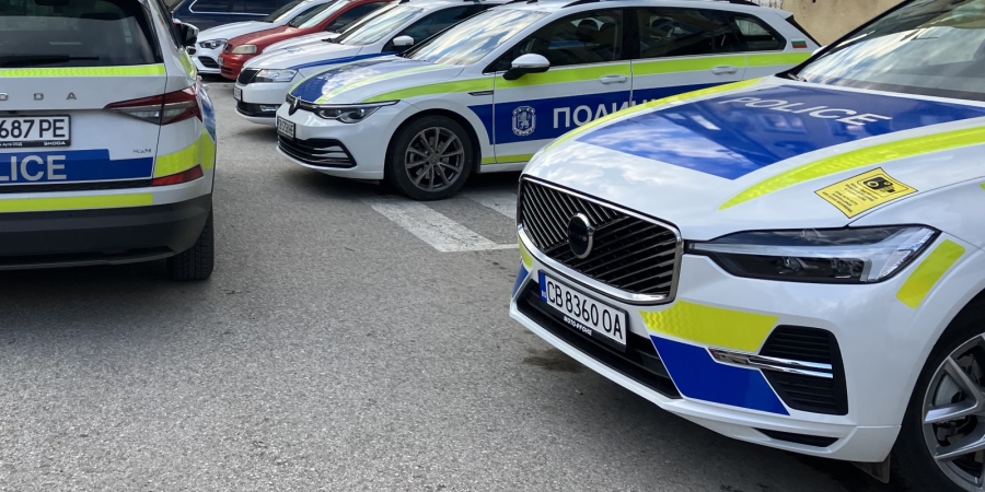 Без книжка, с фалшиви номера и дрога в раницата: Моторист удари патрулка