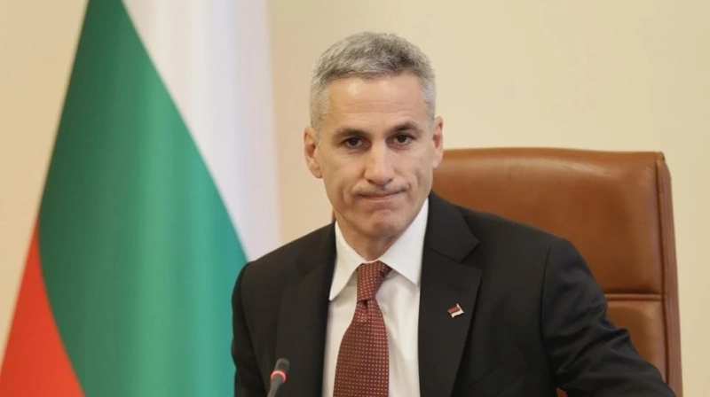 Гюров за „Магазин за хората“: Рафтовете са празни, шефовете си угаждат, а тази сутрин се и разбягаха