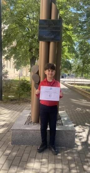 Талантът Нико Костев от Симитли покори състезания по математика и компютърни науки