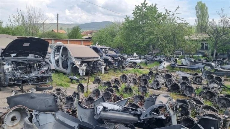 Полицията удари автоморга в Перник: иззеха части от крадени автомобили