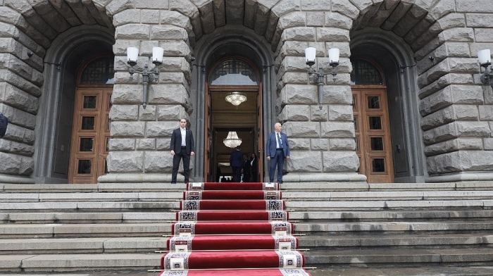 Първият звънец удари: 240 депутати прекрачиха прага на парламента по червен килим