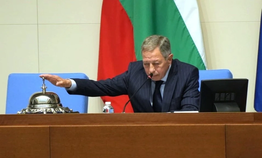 Първият звънец удари: Най-възрастният депутат Румен Миланов откри първото заседание на 52-рото Народно събрание