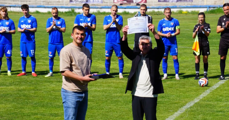 БФС награди радомирсия рефер Георги Янев със златна значка и плакет за 70-я му юбилей