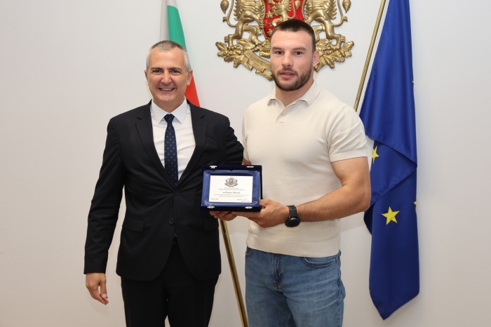 Трикратният европейски шампион по борба Кирил Милов  и медалистите от Тирана с награди от спортния министър