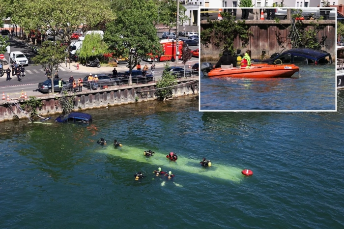 Автобус с пътници падна в река Сена