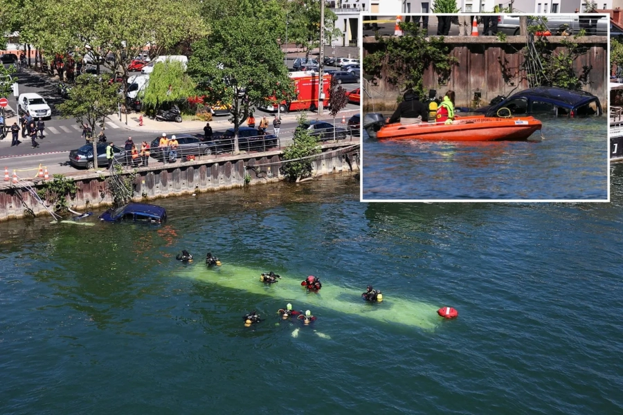 Автобус с пътници падна в река Сена