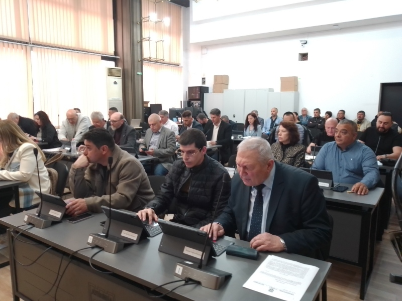 Заседание на ОбС - Дупница: Работата на кмета, съвета, общинските дружества, музея, разбитите улици, пълните гробищни паркове нажежиха атмосферата
