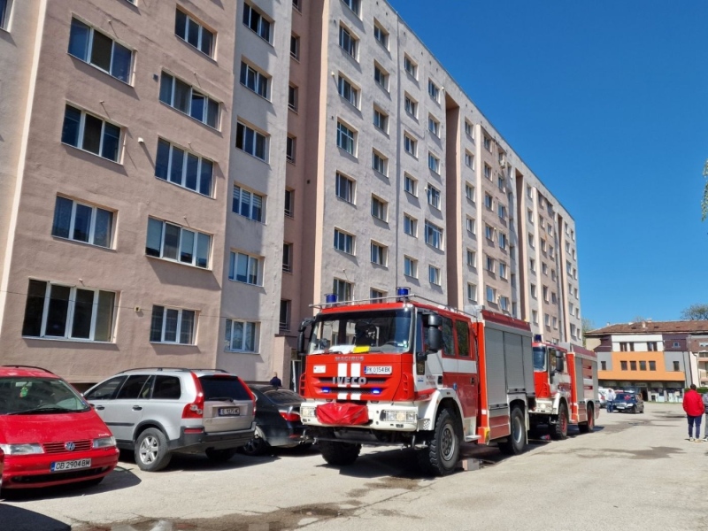 На 58 години е загиналият при пожара в Перник, огънят е тръгнал от печка на твърдо гориво