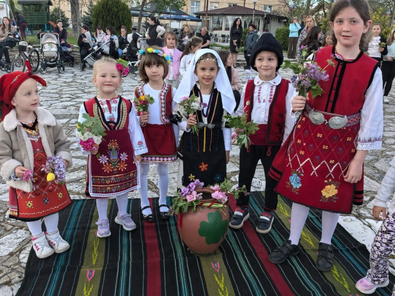 Традициите са живи! Малки моми топиха китки за здраве на ритуал в Бачево