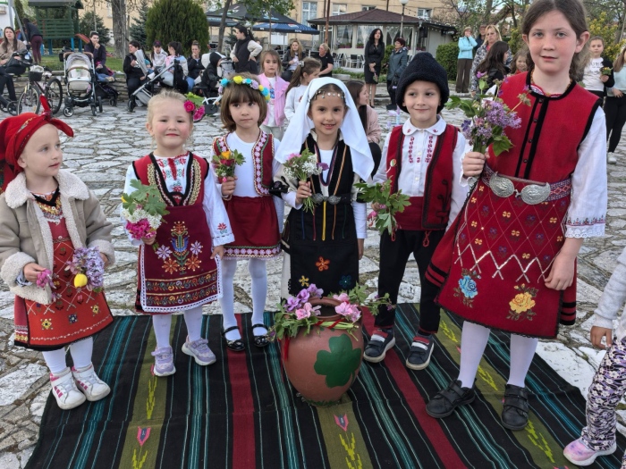 Традициите са живи! Малки моми топиха китки за здраве на ритуал в Бачево