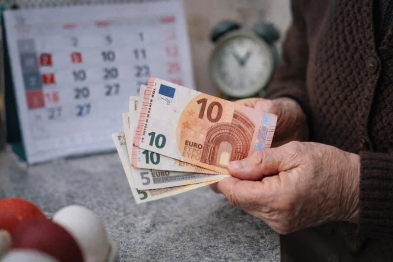 Започна изплащането на пенсиите за май, обезщетенията за безработица ще бъдат преведени на 15-и