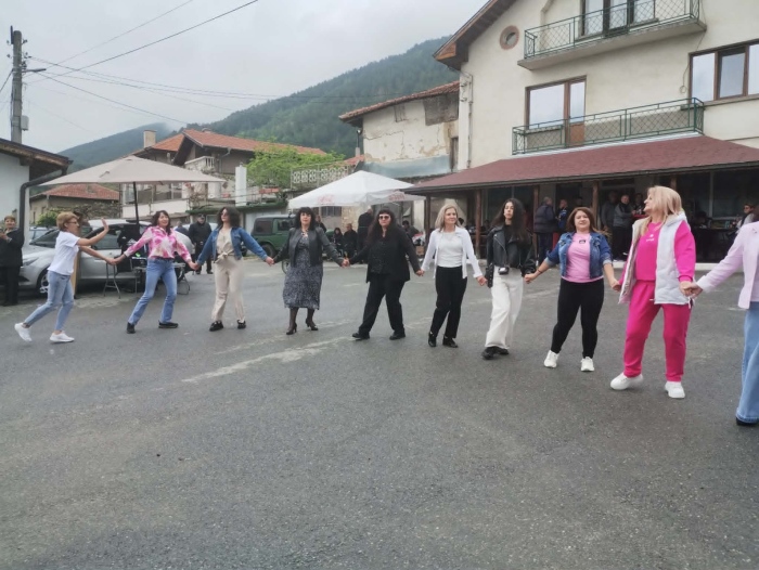 Гайдарката певица Владислава вдигна малки и големи на кръшни хора в Овчарци