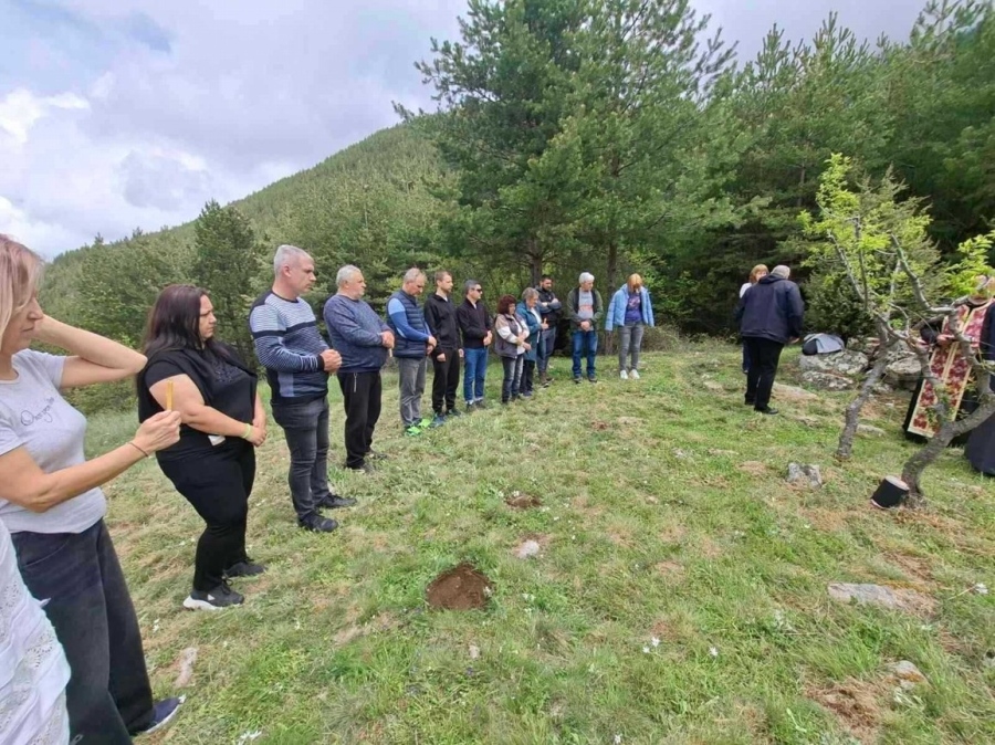 Красотата на Пирин и силата на вярата събраха  десетки празнуващи край Сенокос