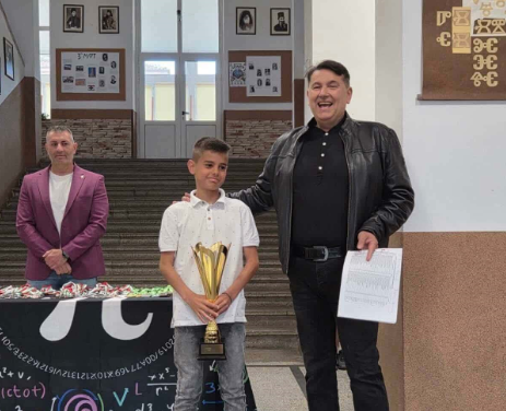 Румен Деянски от Дупница блесна с двойно злато и купа за първенец във Великденското математическо състезание