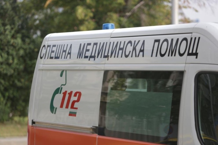Мъж от Перник е в тежко състояние след катастрофа между два камиона край Ябланица