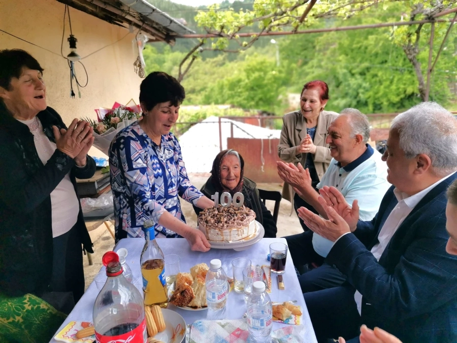 Баба Ташина вдигна наздравица за 100-годишния си юбилей в Гоце Делчев