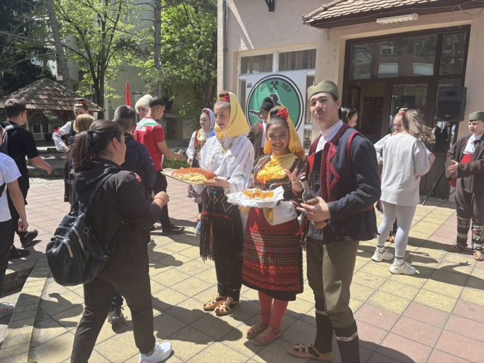 Местни самодейци и състави от Сърбия ще танцуват в Бобов дол