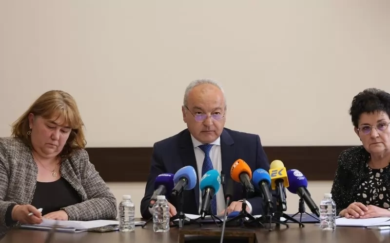  Кабинетът реже разходите за чиновници и призова депутатите да се откажат от автоматичното увеличение на заплатите
