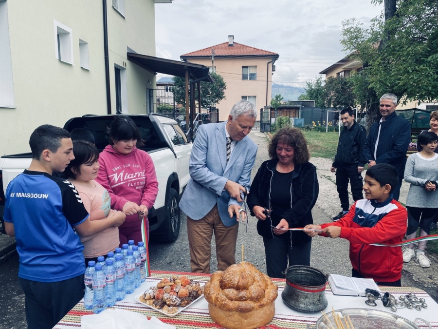 С прерязване на лента и водосвет: Община Разлог пусна фотоволтаици и нов електромобил за социалните си услуги