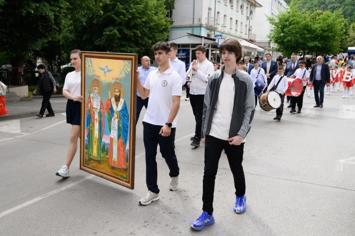 Петрич празнува 24 май: Мащабно шествие заля града, кметът Бръчков призова младите да пазят езика ни