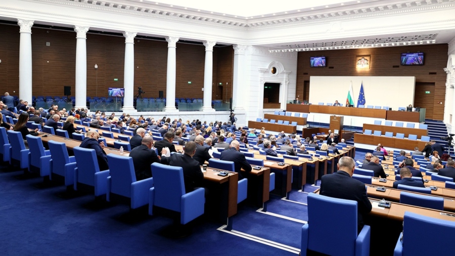Парламентът решава за по-високи минимални пенсии от юли