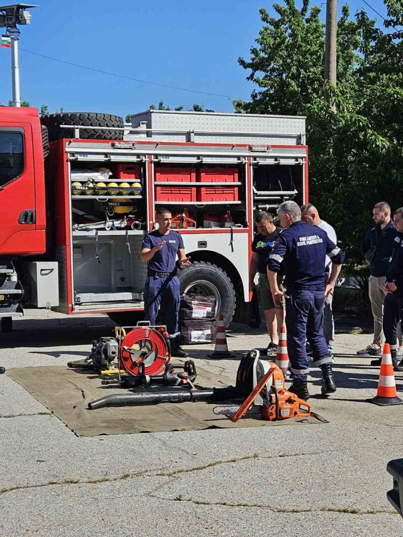 Доброволци се обучават за действия при горски пожари в Дупница