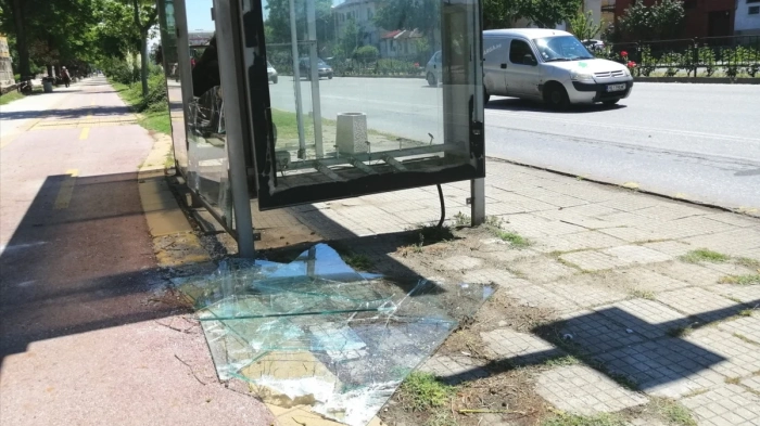 Жена потроши супермаркет и автобусни спирки в Самоков, настаниха я за лечение