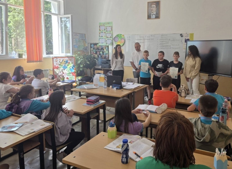 Достойна постъпка! Ученици от Кюстендил върнаха изгубена чанта с пари и телефон